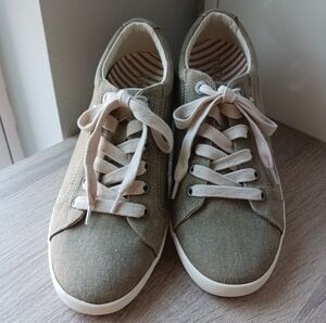 🌷 NWOT Taos Star Khaki Canvas Lace-Up Sneakers 🌾